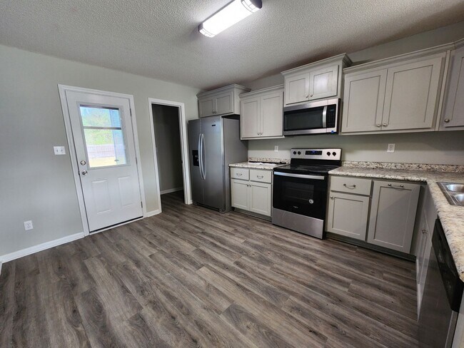 Foto del edificio - Move-in Spacious & Inviting 3-Bedroom Home with Fenced Yard, Open Layout & Modern Touches in Vald...