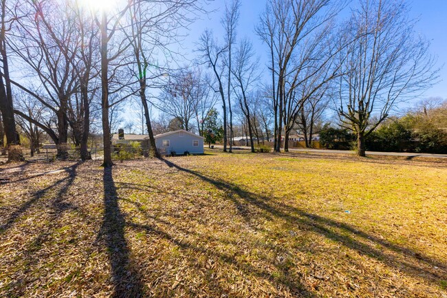 Building Photo - 1809 W Center Ave. Searcy, AR. www.rockcit...