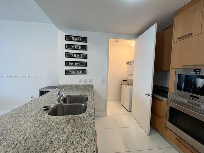 Building Photo - 15811 Collins Ave