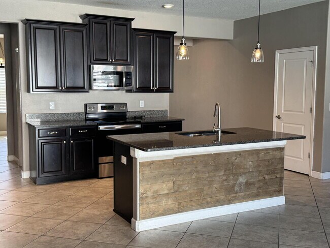 Foto del edificio - "Spacious 4-Bedroom Oasis with Modern Granite Touches in Land O' Lakes!"