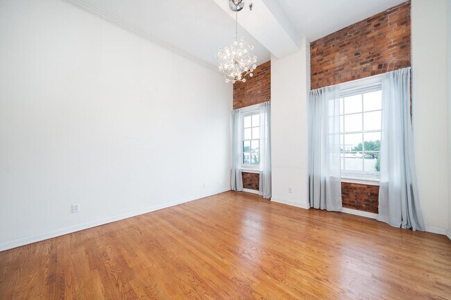 Building Photo - 347 Varick St