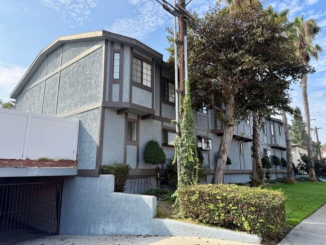 Foto del edificio - 2 Bed / 2.5 Bath Tri-Level Townhome – Gated Community in North Redondo Beach (Torrance PO)