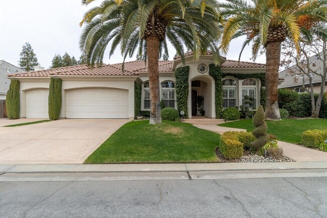 Building Photo - Luxurious Furnished Spanish-Style Home wit...