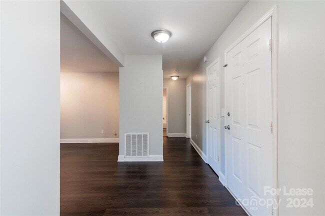 Foto del edificio - 7812 Renaissance Ct