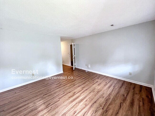Building Photo - Charming 3-Bedroom Home with Fenced Backya...