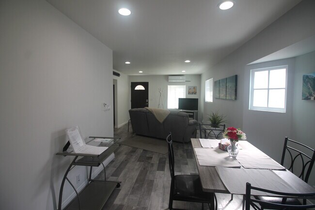 Foto del edificio - 4233 Lockwood Ave