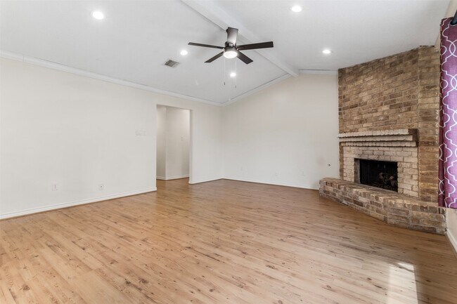 Foto del edificio - 16319 Pitch Pine Dr