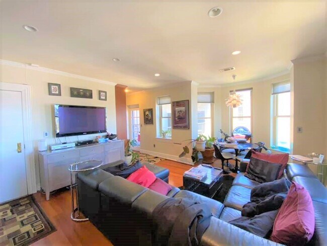 Building Photo - Lovely 2 BR/1 BA Condo in Logan Circle!
