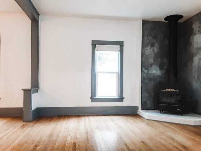 Foto del edificio - 3 BEDROOM, 2 BATH, SINGLE-FAMILY HOME