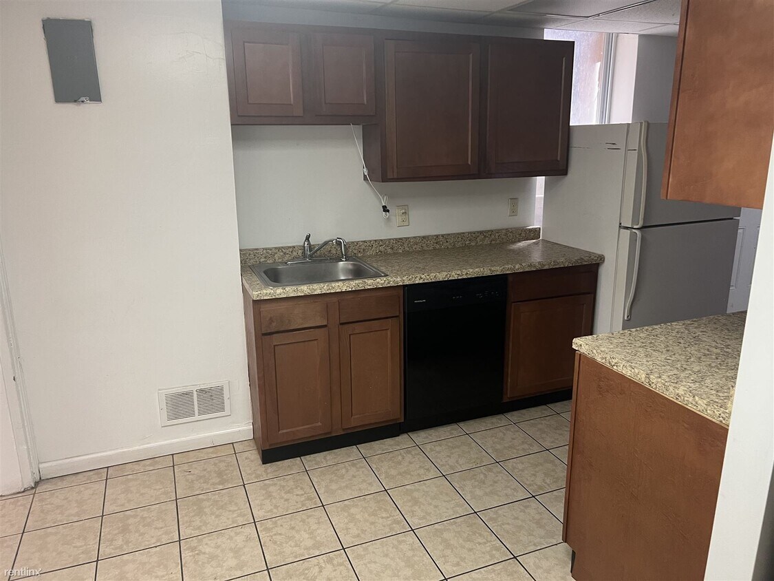 Primary Photo - 6 br, 2 bath House - (UPTOWN)closeduquesne...