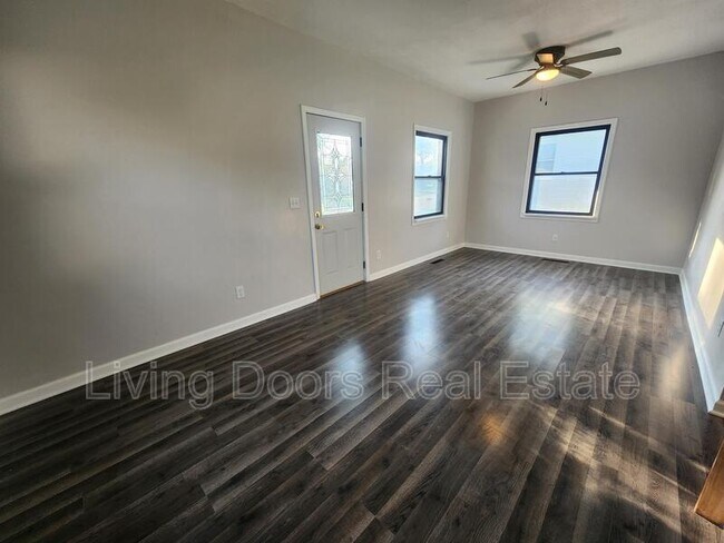 Building Photo - 914 N 6th St