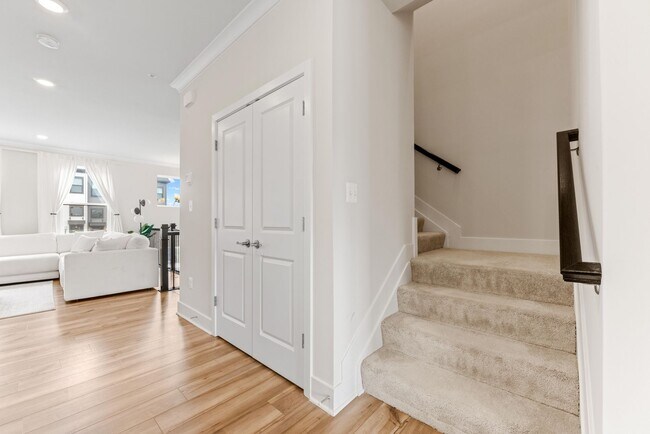 Foto del edificio - Stunning 3 BR/3.5 BA Townhome in Tanyard S...