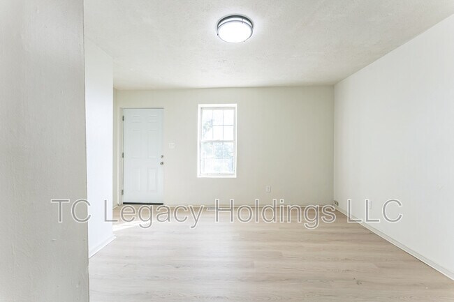 Foto del edificio - 415 Simpson Ave