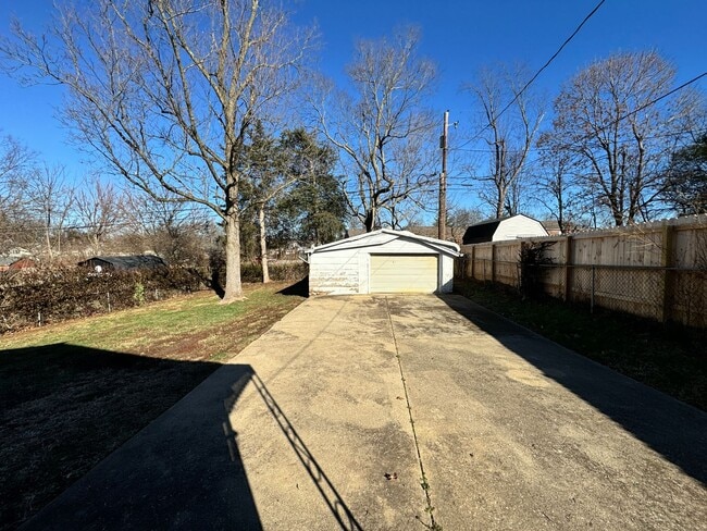 Building Photo - Cute 3 Bedroom Home in Versailles!