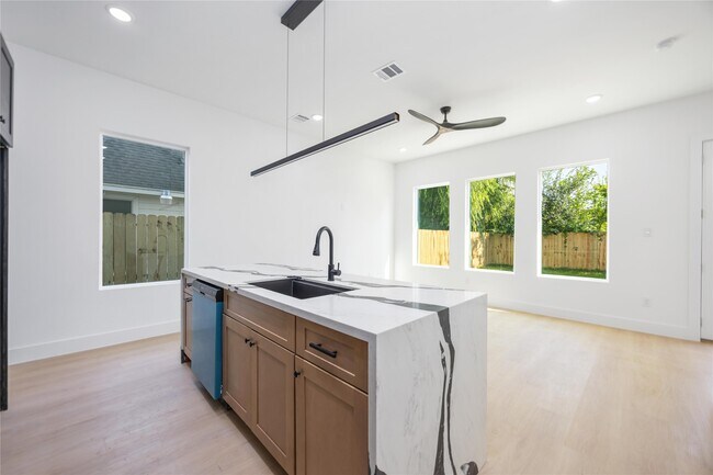 Building Photo - 3920 Aledo St