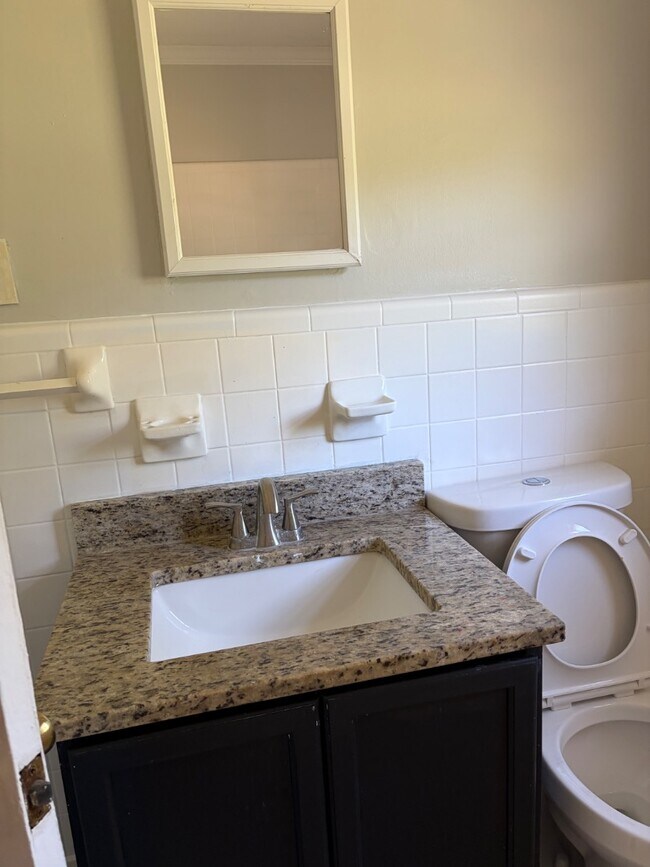 Building Photo - 808 Eastway Dr