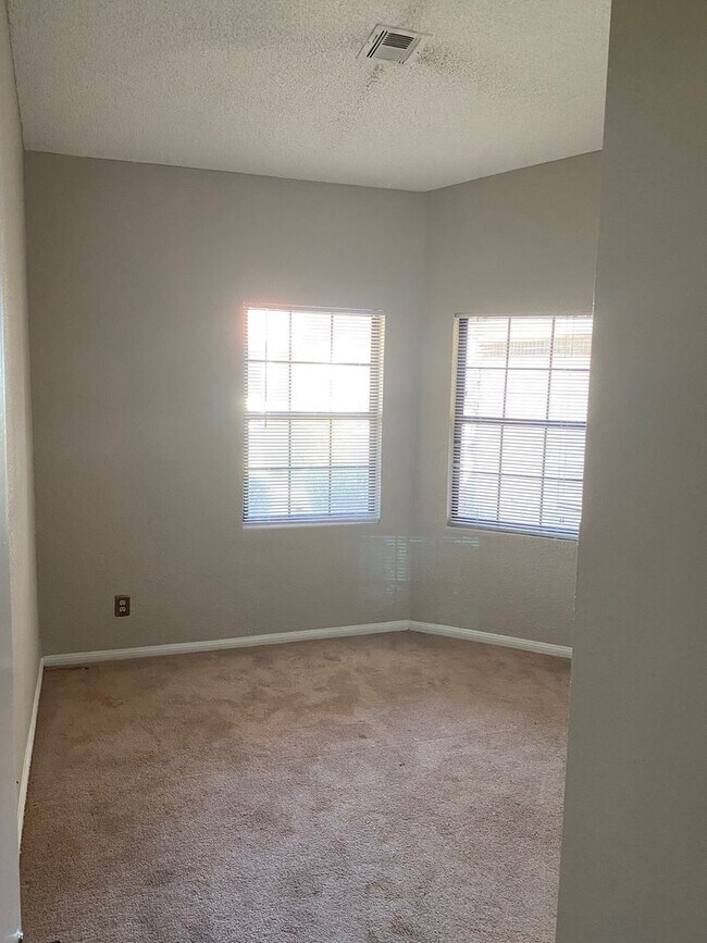 Building Photo - 3 Bedroom 2 Bathroom Home!