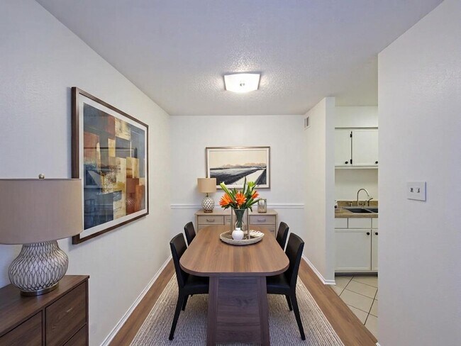 Foto del edificio - Charming and spacious one bedroom upstairs unit located in the courtyard by Clear Lake. New paint...
