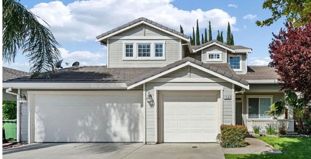Foto principal - 4 Bedroom 3 Bathroom Available Now