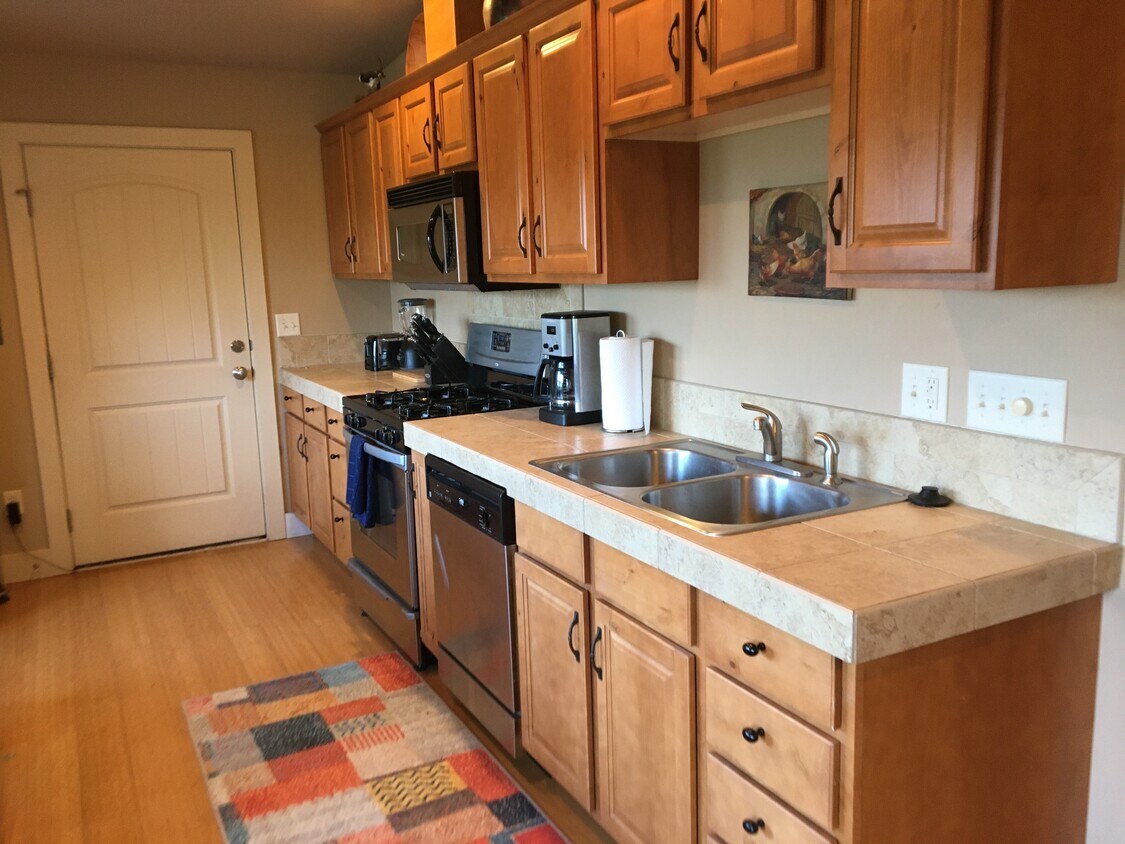 full kitchen - 5348 W Hill Rd