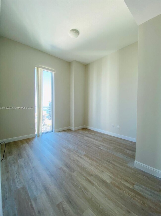 Foto del edificio - 185 SW 7th St