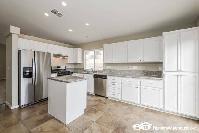 Building Photo - 3 bedroom 2 bathroom one story home, with ...