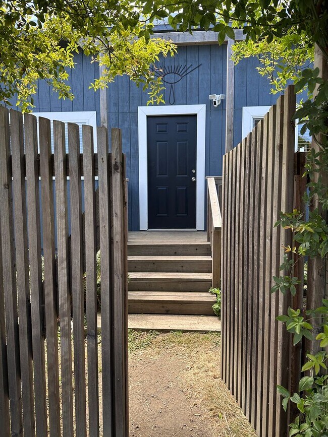 Foto del edificio - Beautiful Custom 3-Bedroom, 2-Bath Home on a Sunny Quarter-Acre in McKinleyville