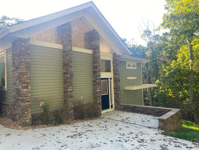 Foto del edificio - 515 Lakeview Dr