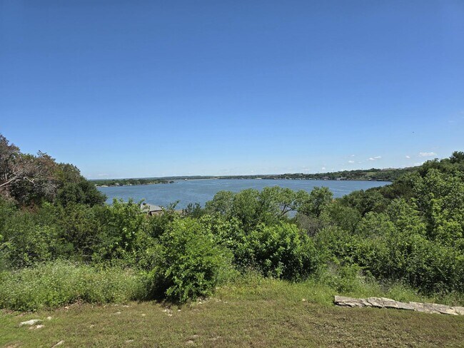 Foto del edificio - Stunning 1 Bedroom Condo with Gorgeous Views of Granbury Lake