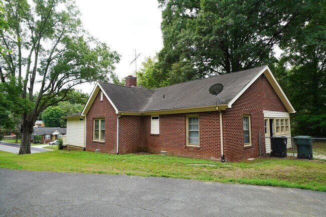 Building Photo - 3 bed 2 bath Updated Bungalow - Private ba...