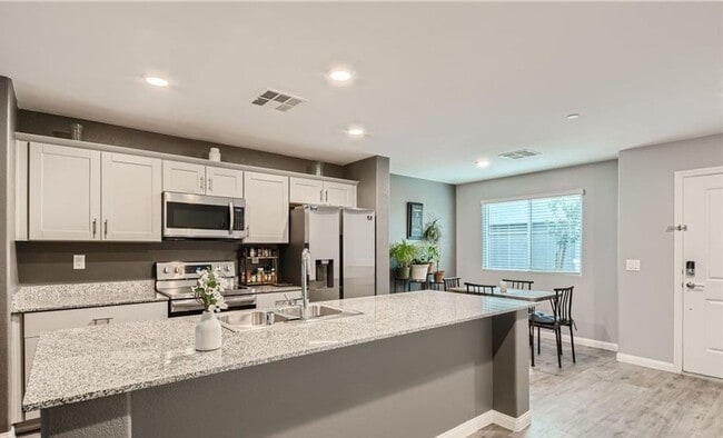 Building Photo - Beautiful townhome with amazing amenities,  convenience in a desirable community.