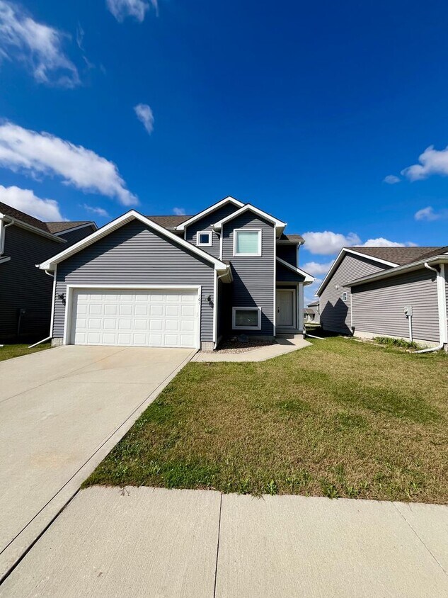Foto principal - Now Leasing – Stylish 3-Bedroom Home in Bo...