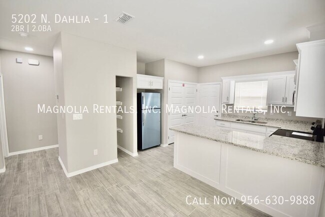 Foto del edificio - 5202 N. Dahlia-1