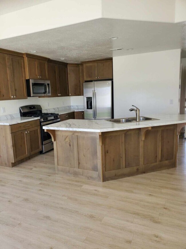 Building Photo - Adorable 3-Bedroom Townhome with 2-Car Gar...