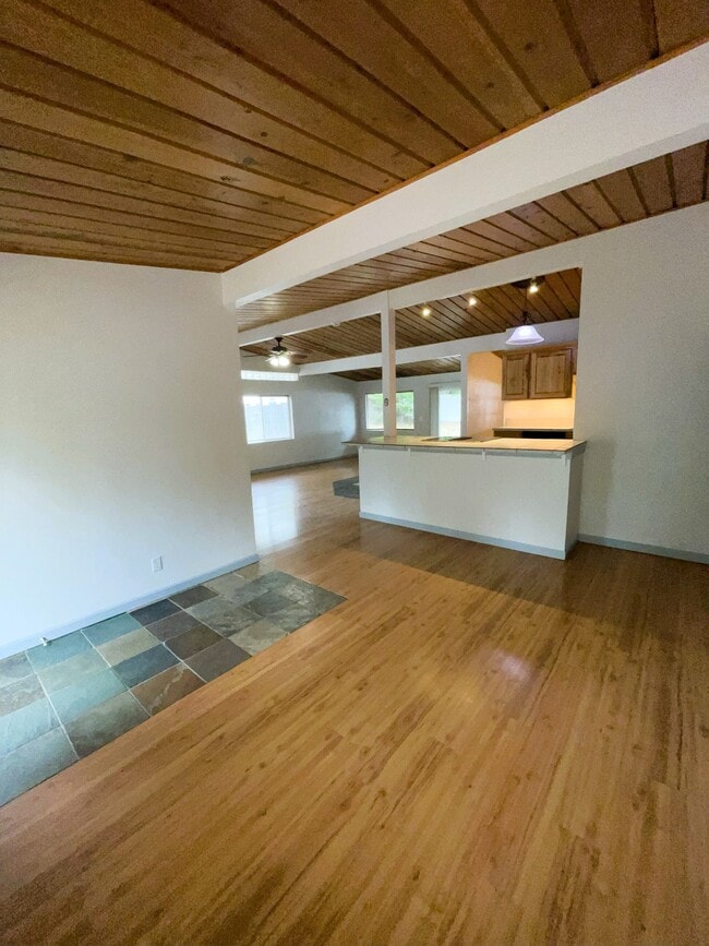 Foto del edificio - 3070 NW Paul Benjamin Rd