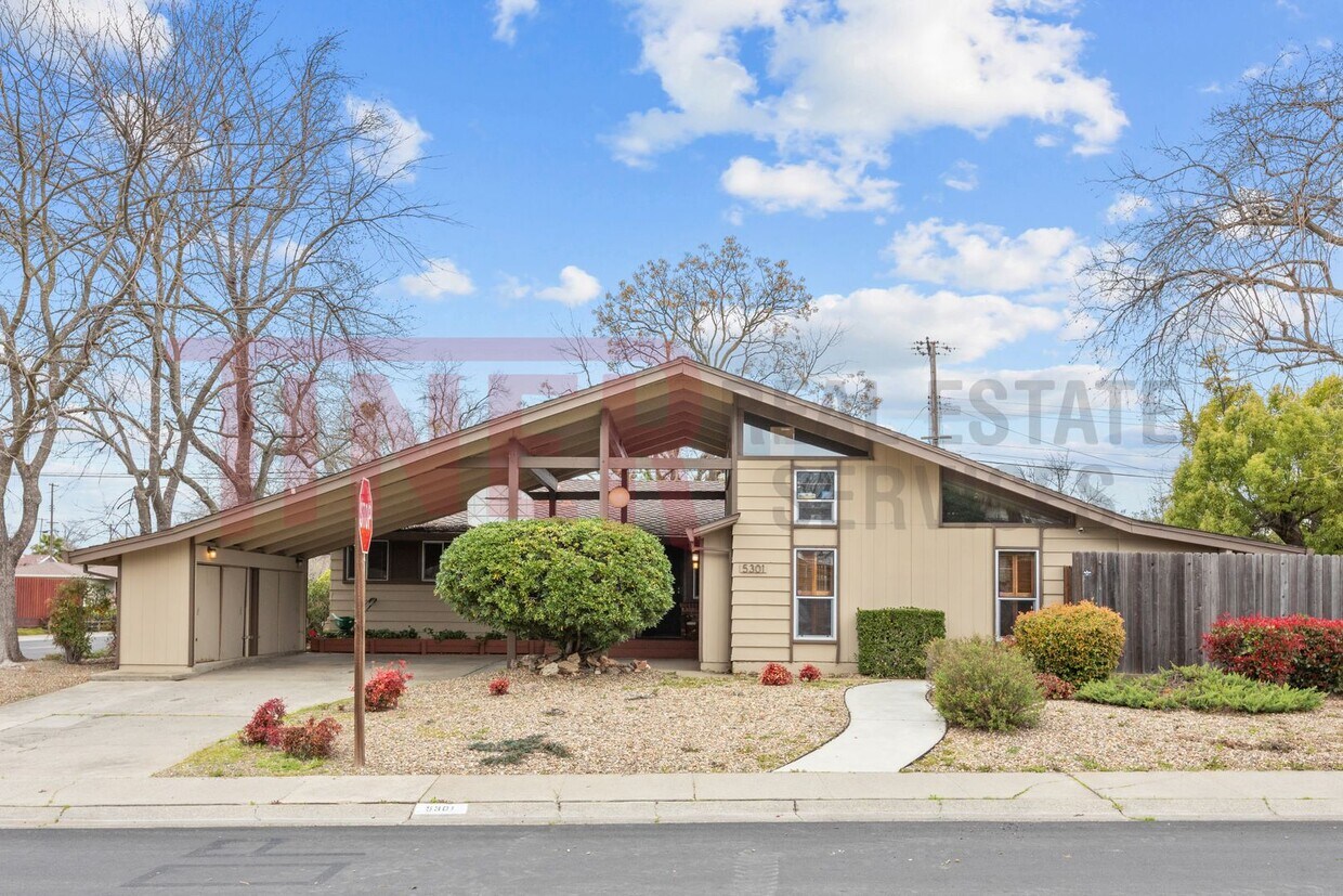 Primary Photo - Amazing 3 bedroom, 2 bathroom home with lo...