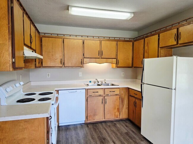Building Photo - Pebblecreek Dr #17 &amp; 19