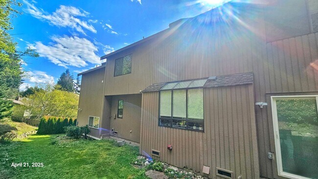 Foto del edificio - Beautiful Remodeled 4 Bedroom and 2.5 Bathroom Single Family House - Bellevue