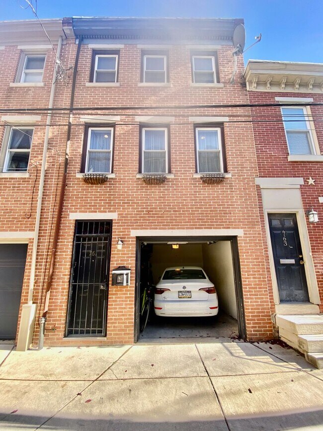 Terrific GRAD HOSPITAL HOUSE! Large 2 BR/1... House Rental in Philadelphia, PA