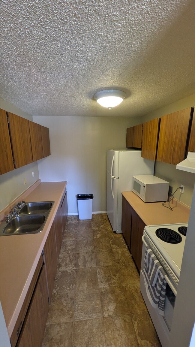 Kitchen - Pine Place Apartments