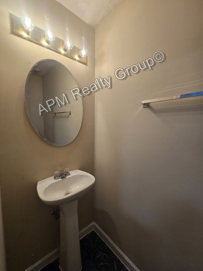 Building Photo - Spacious three bedroom home in the Northeast