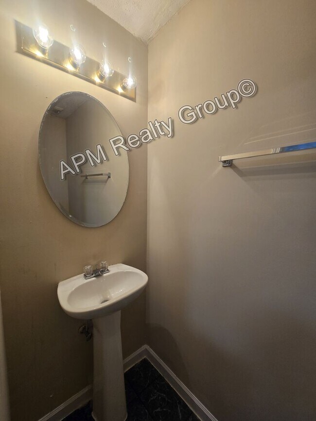 Foto del edificio - Spacious three bedroom home in the Northeast