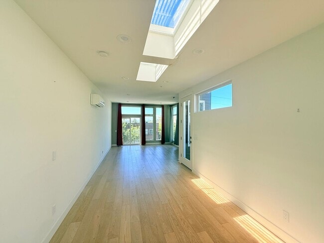 Building Photo - North Capitol Hill Townhome