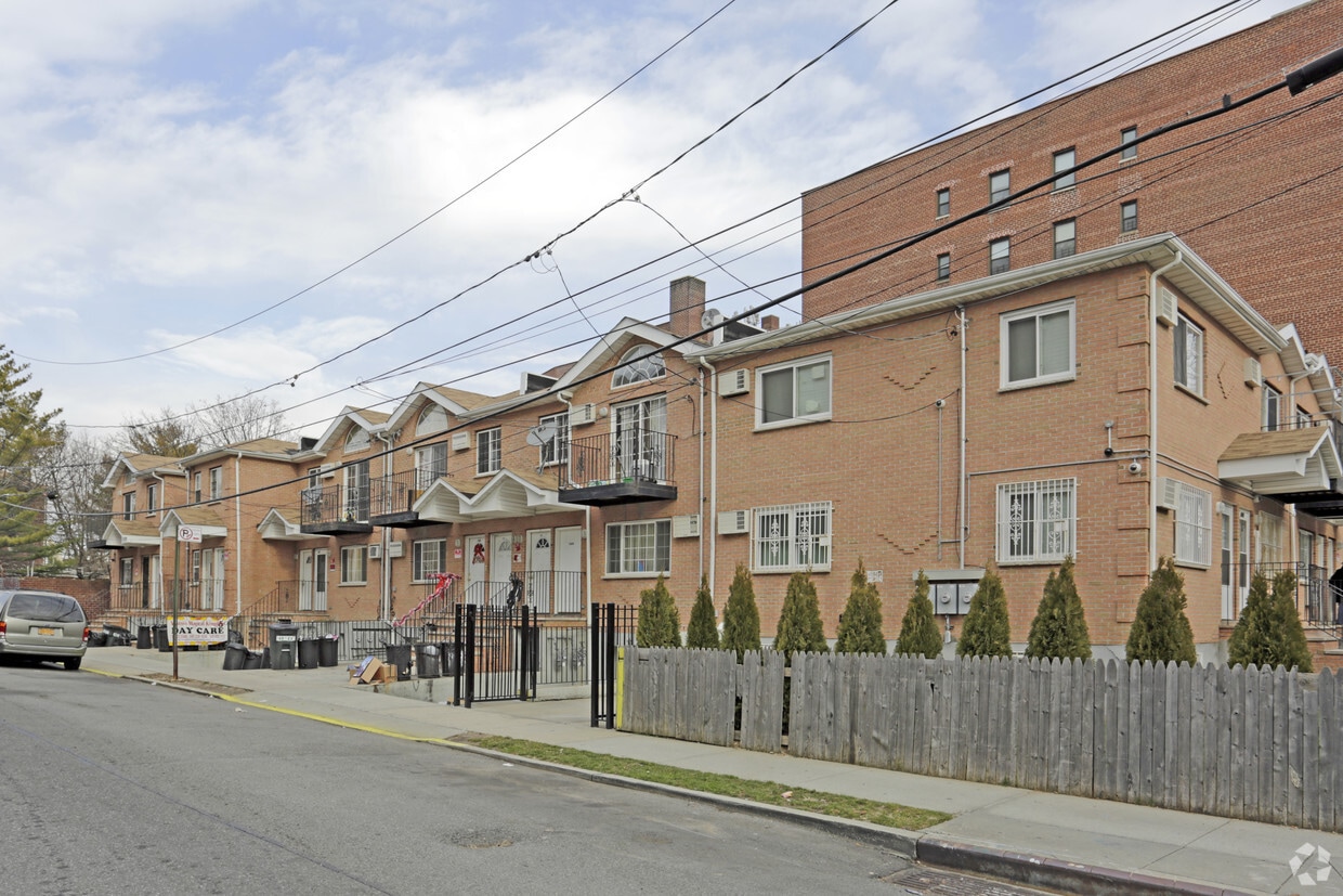 14641466 Gateway Blvd, Far Rockaway, NY 11691 Apartments in Far