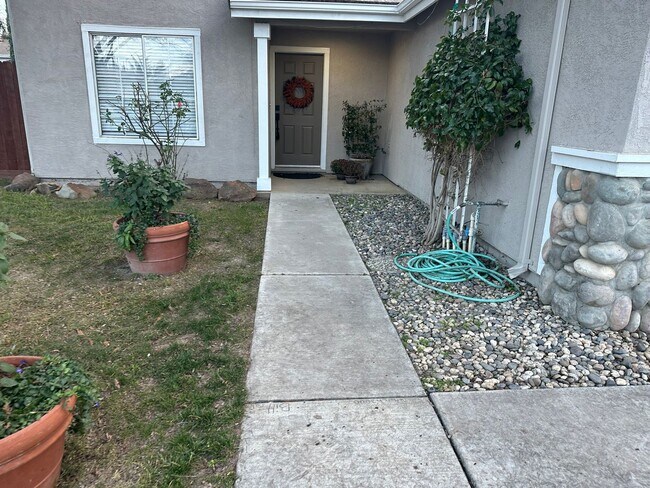 Building Photo - Beautiful 4 Bedroom 3 Bathroom in Quiet Ne...