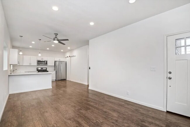 Foto del edificio - Fully Furnished Modern 3-Bed, 2-Bath Near ...