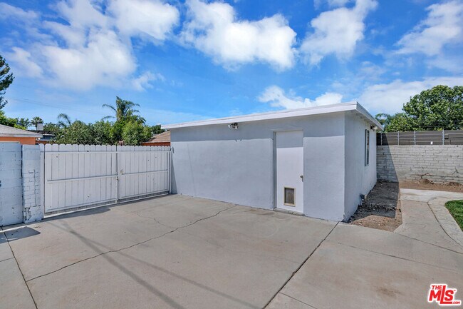 Foto del edificio - 18148 Hartland St
