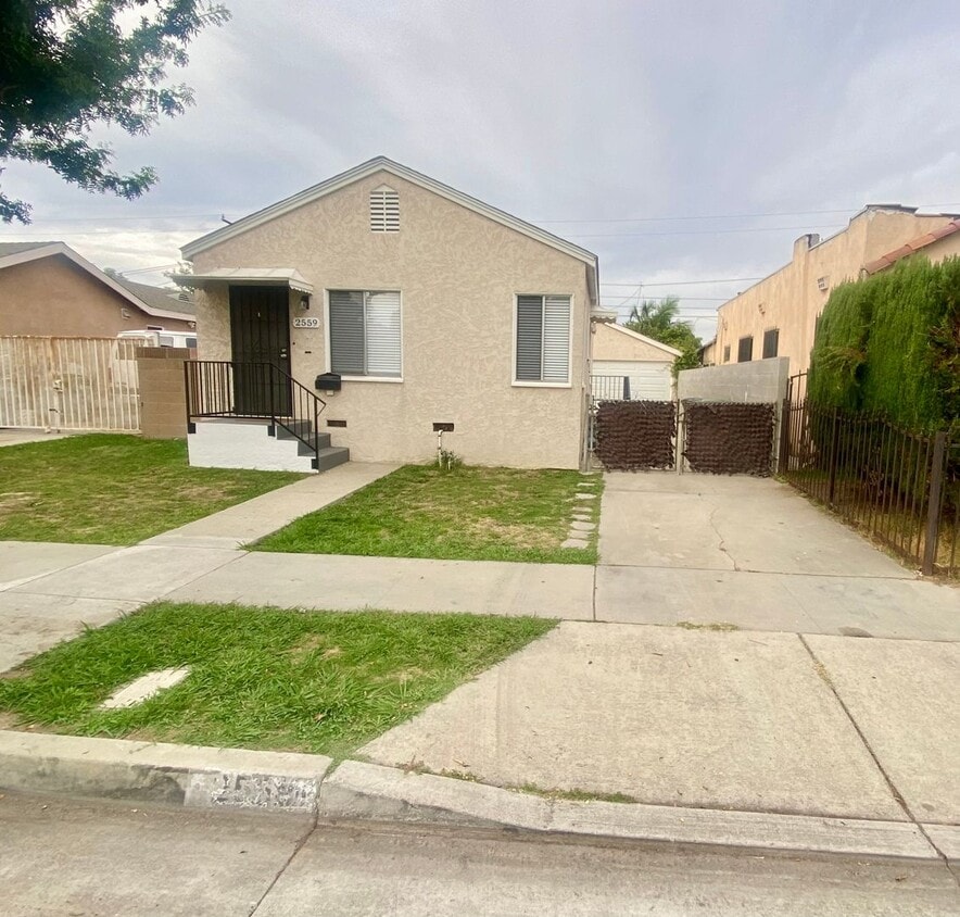Foto principal - 1-bed, 1-Bath House in Carson $2,100