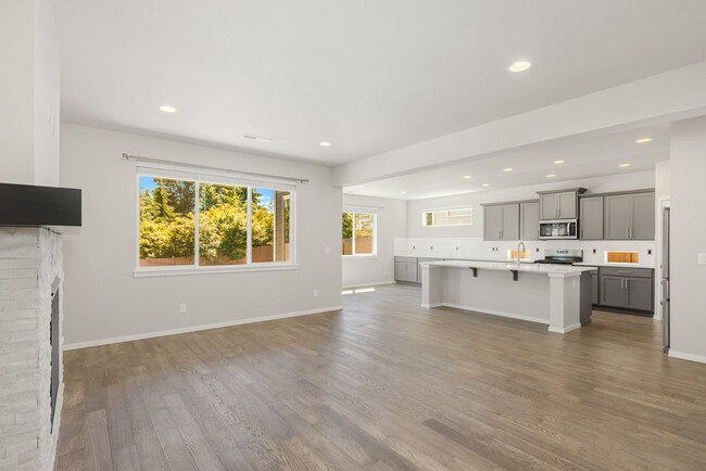 Building Photo - Simply Gorgeous 5 Bedroom 3 Bath Newer Con...