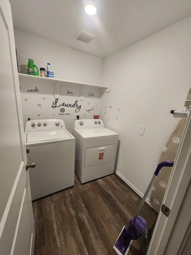 Building Photo - 6055 Diamond Vis Ct